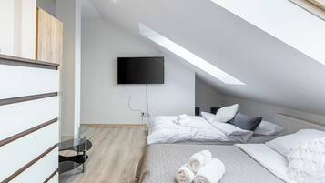 Tabla de planchar con plancha, wifi, ropa de cama