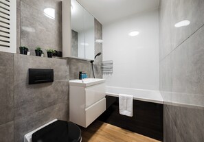 Secador de cabelo, toalhas de banho