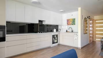 Geladeira, micro-ondas, fogão, cooktop
