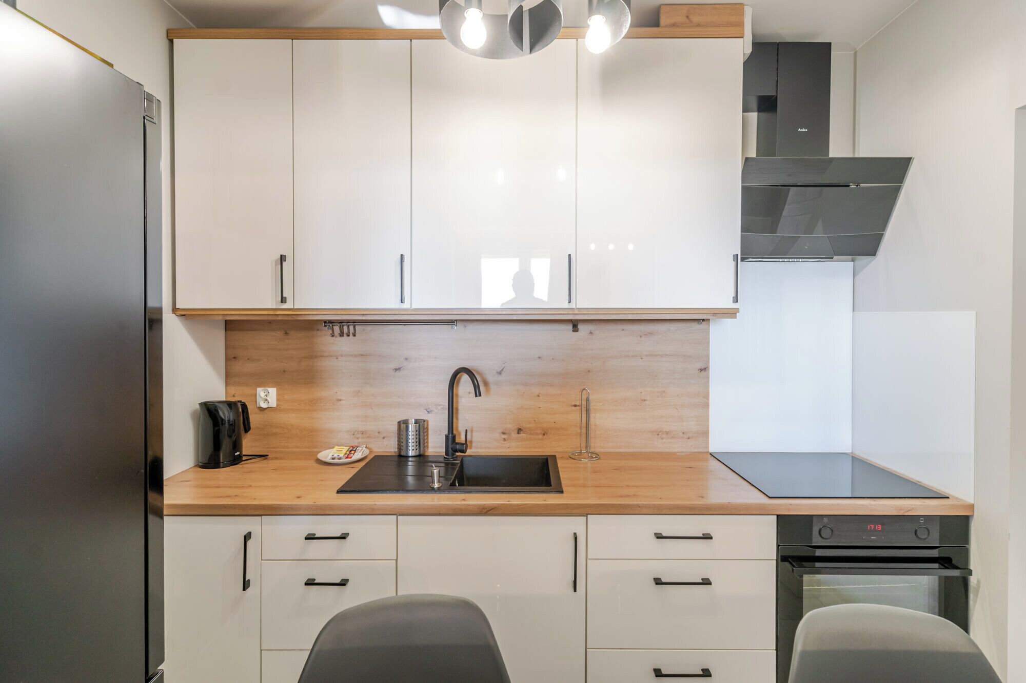 Frigorífico, microondas y placa de cocina