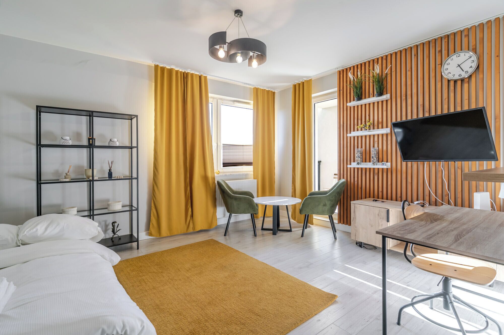 Tabla de planchar con plancha, wifi, ropa de cama
