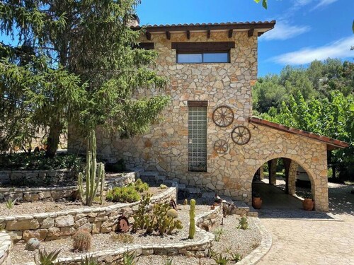 Masía de piedra con piscina
