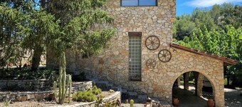 Masía de piedra con piscina