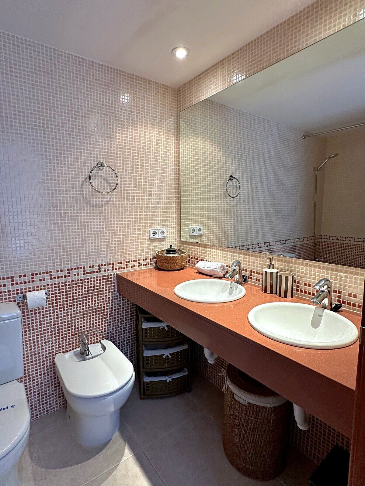 Secadora de cabello, bidet, toallas 