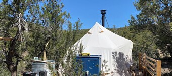 Tuktu Ranch - Serenity Yurt - Glamping Experience