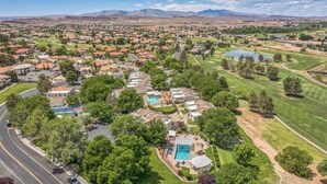 Un barrio residencial con casas, una piscina y un campo de golf.