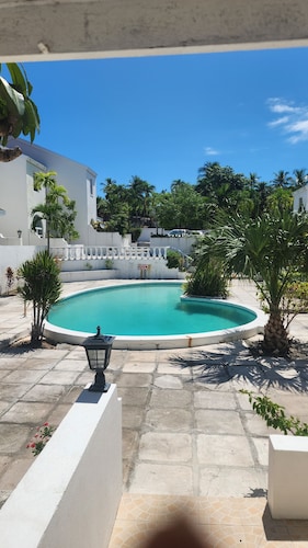 3-bedroom newly renovated condo in tranquil Paradise Island