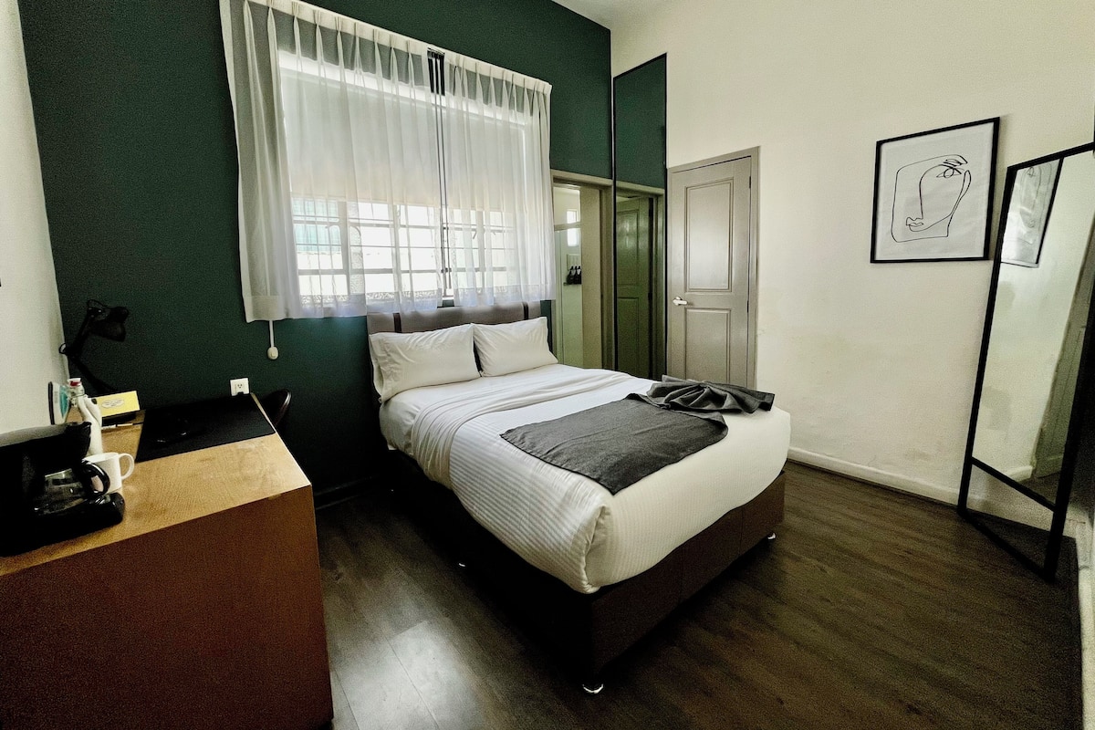 Desk, laptop workspace, iron/ironing board, free WiFi