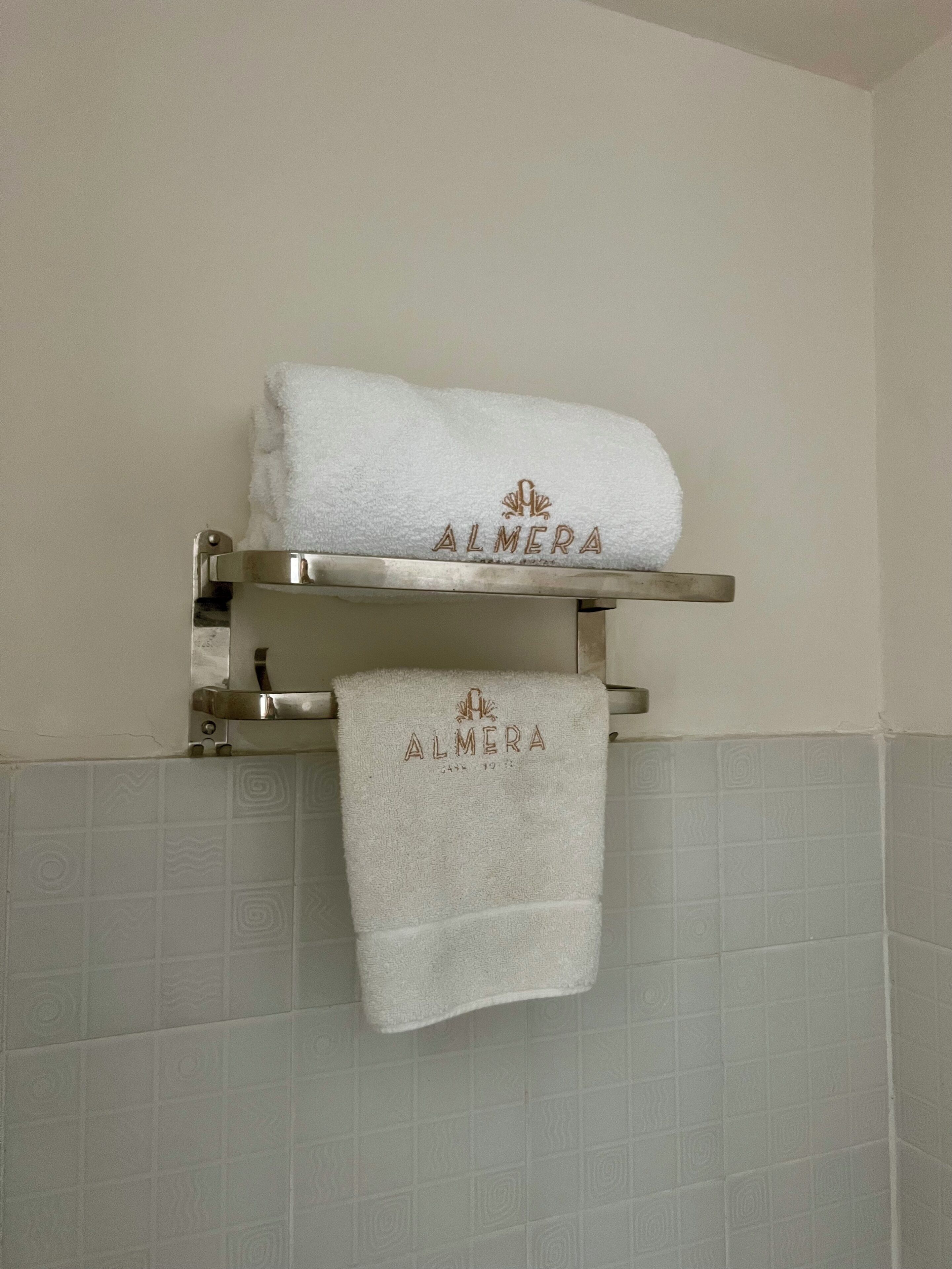 Bañera, secador de pelo, toallas, jabón