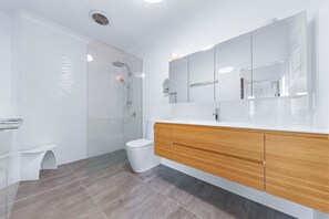 Shower, hair dryer, towels, soap - Ocean’s Edge – Private Pool, Oceanfront Views & Peaceful Setting (Cannonvale)