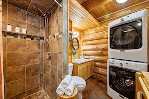 Douche, séchoir à cheveux, serviettes fournies, shampooing