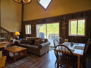 Smart TV, fireplace - Cabin Escape | Hot Tub + Loft + Sleeps 8 (Accident)