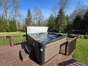 Outdoor spa tub - Cabin Escape | Hot Tub + Loft + Sleeps 8 (Accident)