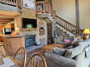 Smart TV, fireplace - Cabin Escape | Hot Tub + Loft + Sleeps 8 (Accident)
