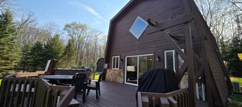 Cabin Escape | Hot Tub + Loft + Sleeps 8