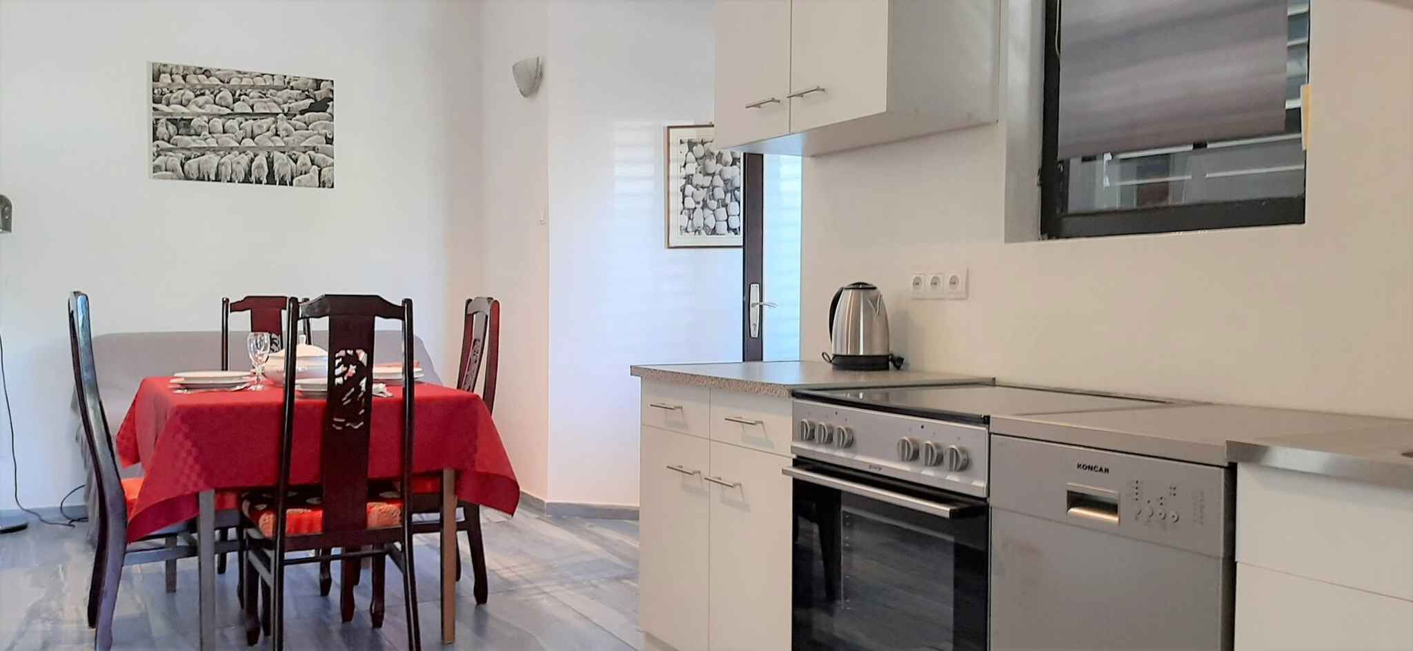 Frigorífico, microondas, placa de cocina y lavavajillas