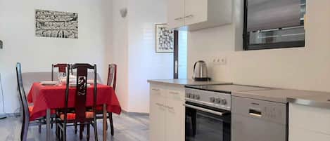 Frigorífico, microondas, placa de cocina y lavavajillas