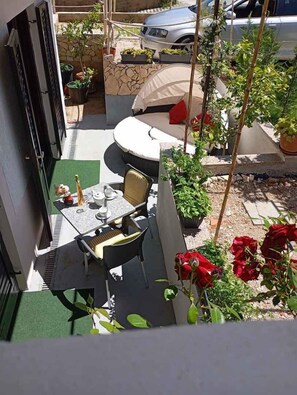 Outdoor dining - Holiday apartment with terrace (Krk)