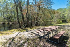 Outdoor dining - Pool • Fire Pit • Game Room • Sleeps 8 (Middle Township)