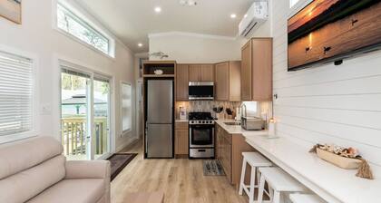 Pool • Fire Pit • Amenities • Sleeps 8