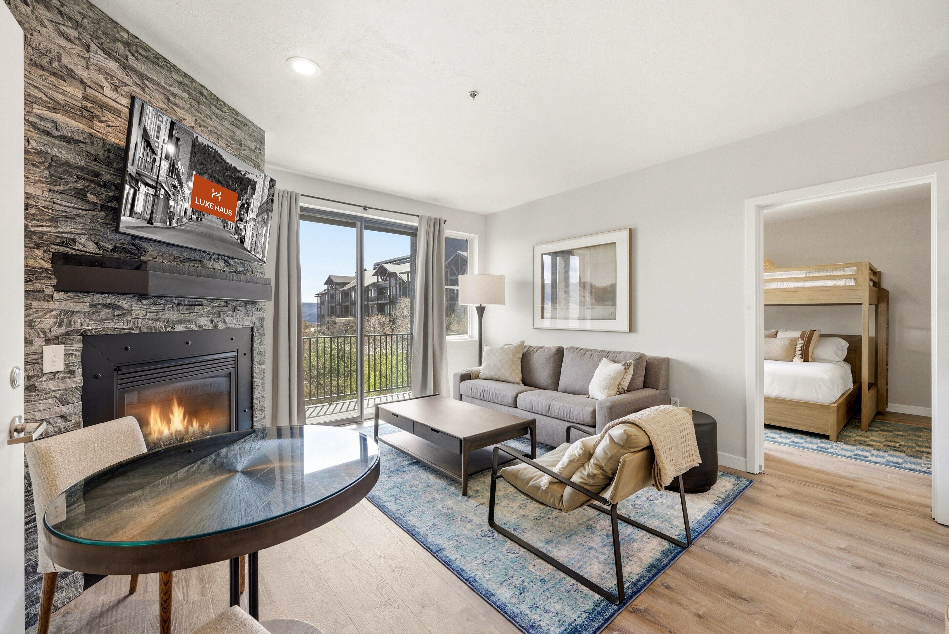 Smart TV, chimenea y estéreo 