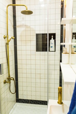 Shower, hair dryer, towels, soap - Urban Oasis (Québec)