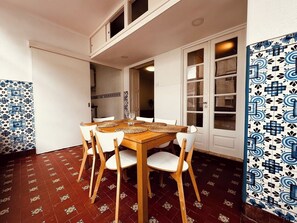 Outdoor dining - Spacious Porto Escape – Vale Formoso (Porto)