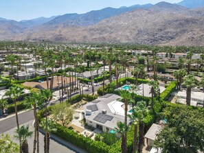 A residential area with houses, palm trees, and mountains in the background. - August House - Bold Design, Poolside Fun, Spa, Fire Pit & Views (Palm Springs)