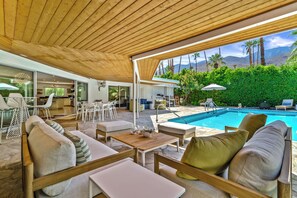 Pool - August House - Bold Design, Poolside Fun, Spa, Fire Pit & Views (Palm Springs)