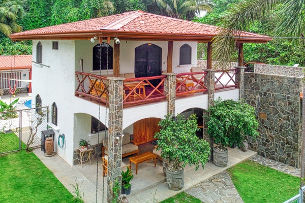 Large wooden balcony and covered terrace to live to the rhythm of the tropics.