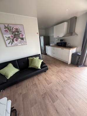 TV - The Ember Lodge - The Sunset and Sunrise Haven 5 minutes to Goulburn CBD (Kingsdale)