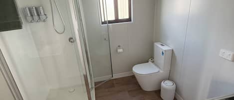 Regadera, toallas, jabón, papel de baño