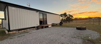 The Ember Lodge - The Sunset and Sunrise Haven 5 minutes to Goulburn CBD