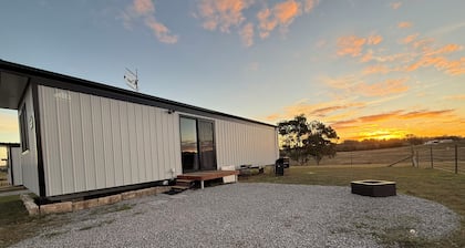 The Ember Lodge - The Sunset and Sunrise Haven 5 minutes to Goulburn CBD