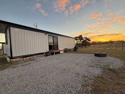 The Ember Lodge - The Sunset and Sunrise Haven 5 minutes to Goulburn CBD