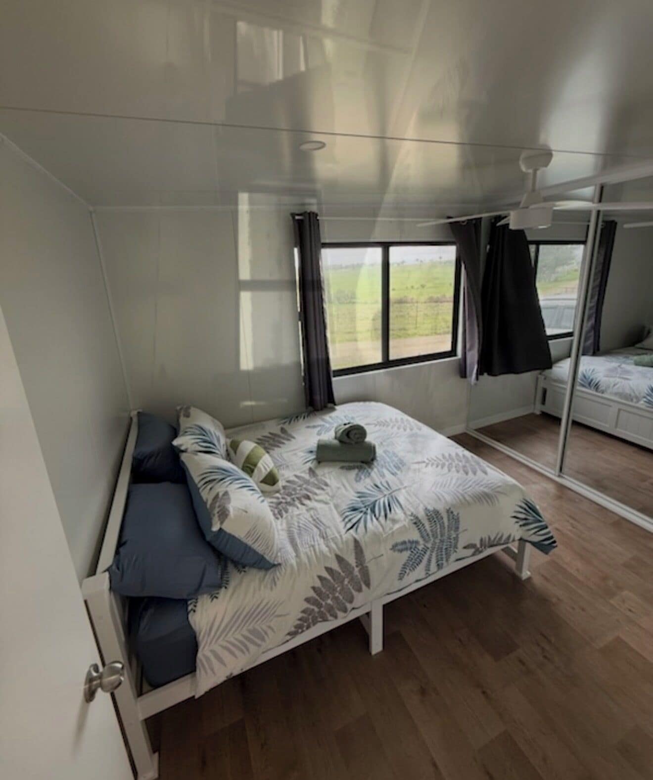 2 bedrooms, internet, bed sheets