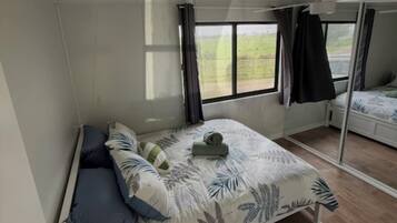 2 bedrooms, internet, bed sheets