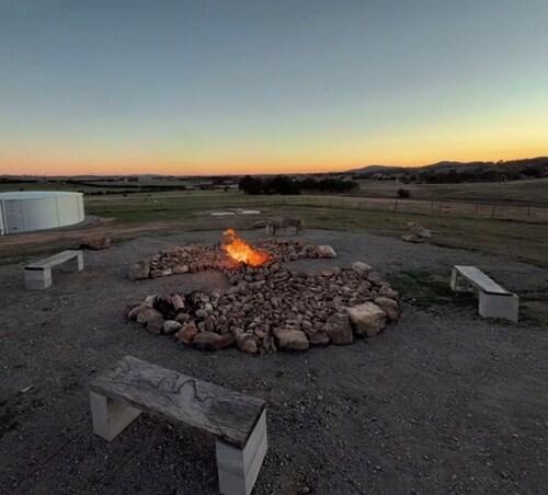 The Ember Lodge - The Sunset and Sunrise Haven 5 minutes to Goulburn CBD