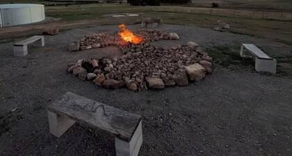 The Ember Lodge - The Sunset and Sunrise Haven 5 minutes to Goulburn CBD