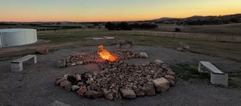 The Ember Lodge - The Sunset and Sunrise Haven 5 minutes to Goulburn CBD