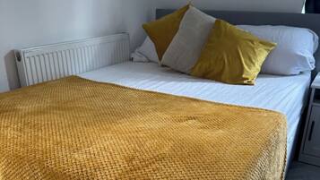 4 bedrooms, iron/ironing board, WiFi, bed sheets