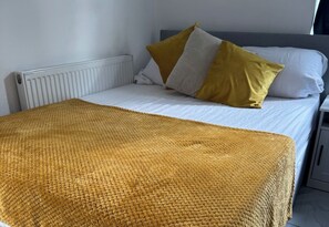4 bedrooms, iron/ironing board, WiFi, bed sheets
