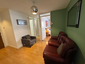 Living area - Apartment Sleeps 14 with Balcony (London)