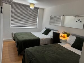 Room - Apartment Sleeps 14 with Balcony (London)