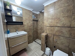 Bathroom - Apartment Sleeps 14 with Balcony (London)