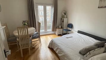2 habitaciones, tabla de planchar con plancha, wifi y ropa de cama