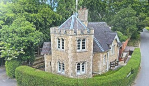 Exterior - Cotswolds Castle, Sleeps 8 with Enclosed Garden (Banbury)