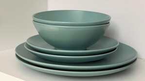 A stack of teal bowls and plates on a white surface. - Compact Studio - Sleeps 2 - Parking (London)