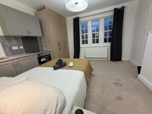 Iron/ironing board, WiFi, bed sheets - Compact Studio - Sleeps 2 - Parking (London)