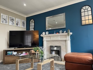 TV, fireplace